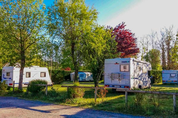 Camping familial avec emplacements très grands et herborés en Isère